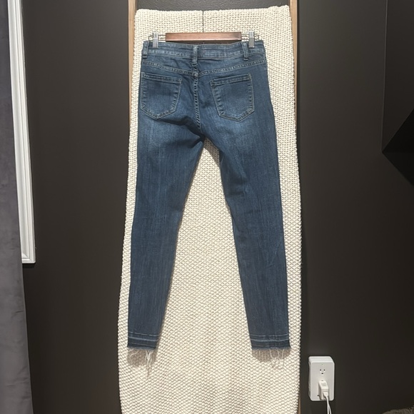 Midrise Q2 distressed ankle distressed jeans size Medium - Picture 2 of 9